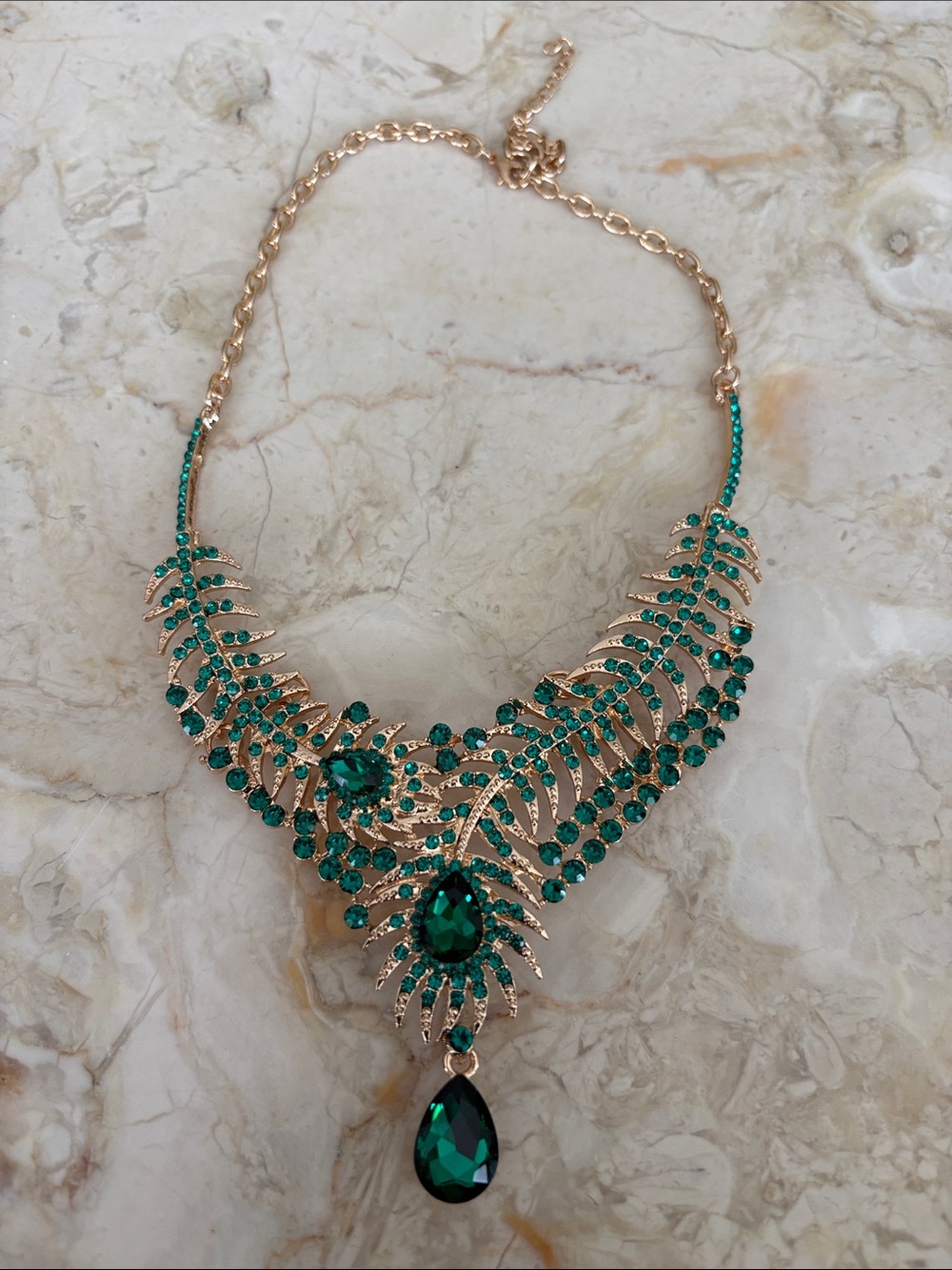 NWOT Bollywood Emerald Green Gold Tone Statement Necklace & Earrings Set - Picture 8 of 12